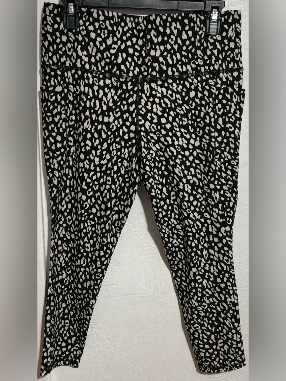 #69 NWOT Athleta Black and White Animal Print Cropped Leggings Size L